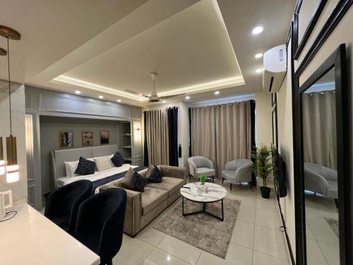 Gold Crest Luxury Hotel Apartments-City View DHA Lahoreにあるシーティングエリア