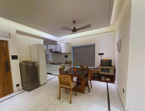 Η κουζίνα ή μικρή κουζίνα στο 3BHK Family Apartment & Deluxe Private Rooms near EM Bypass, Kolkata