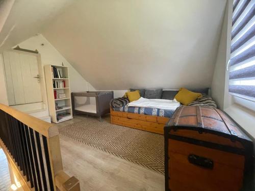 Ένα ή περισσότερα κρεβάτια σε δωμάτιο στο Cosy Giverny