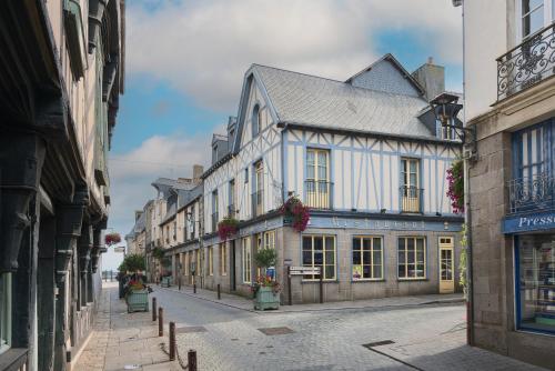 an empty street in a city with buildings at Gite Cours Péan in Châteaugiron