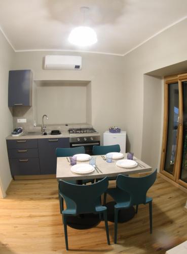 a kitchen with a table and chairs in a room at B&B La Colonna in Soveria Mannelli