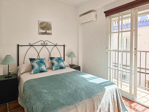 Un dormitorio con una cama y una ventana grande. en Close to the beach Fuengirola, en Santa Fe de los Boliches
