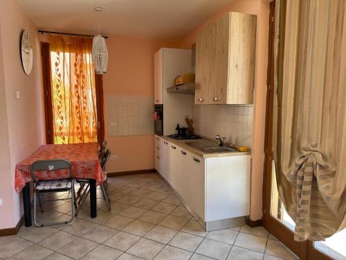 VobarnoにあるCasa favolosa sul Lago Di Gardaのテーブルとシンクのある小さなキッチン