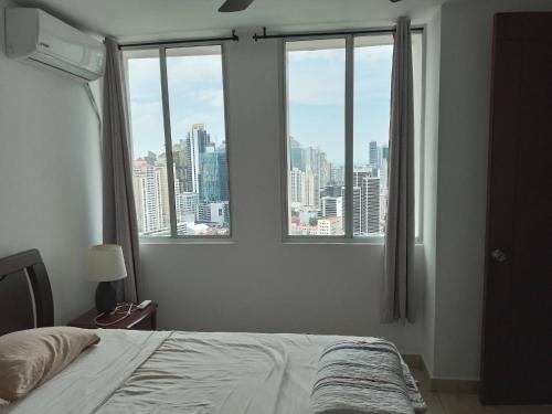 - une chambre avec un lit et une vue sur la ville dans l'établissement Room in El Cangrejo Panama, à Panama City