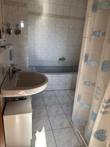 a bathroom with a sink and a bath tub at Unter einem Dach 7 in Lehrte