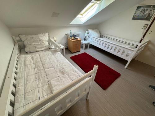 1 Schlafzimmer mit 2 Einzelbetten und einem Kinderbett in der Unterkunft Helles Privatzimmer mit Gemeinschaftsküche und-bad in Hannover