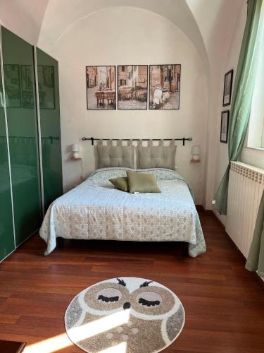 a bedroom with a bed and a rug on the floor at pied a terre due passi dal porto in Livorno