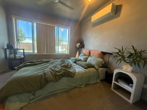 Postel nebo postele na pokoji v ubytování The Atelier Master Suite - Stay at Mangohill