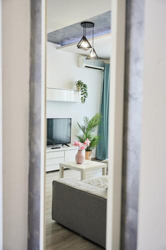 a living room with a couch and a tv at Self check in 24h, Simple and Modern, 2 rooms, fast WiFi, parking, air conditioning, free cancelation, Traveller Award in Timişoara