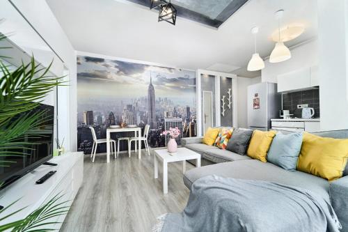 a living room with a couch and a table at Simple and Modern, apartament with rating 10 out of 10, WiFi, parking, air conditioning, free cancelation in Timişoara