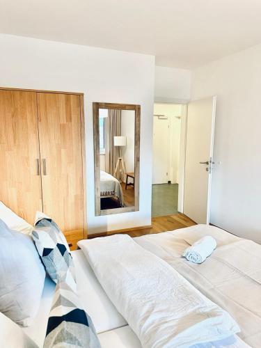 Postel nebo postele na pokoji v ubytování Die Malerei Penthouse by Da Alois - Alpine Premium Apartments