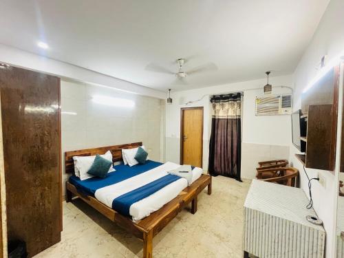 una camera da letto con un letto con lenzuola blu e bianche di Hotel Royal Valley 10 Mins Away From Nizamuddin Railway Station a Nuova Delhi