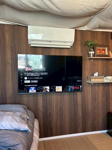 Una televisión o centro de entretenimiento en タグボート厚別