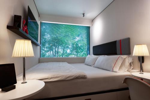 En eller flere senge i et værelse på citizenM Amsterdam South