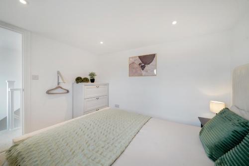 Katil atau katil-katil dalam bilik di Modern 5BR Bedford Home, Sleeps 7,Ideal for Contractors, Near Transport