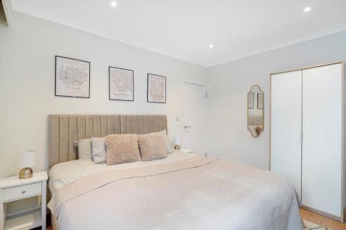 Katil atau katil-katil dalam bilik di Modern 5BR Bedford Home, Sleeps 7,Ideal for Contractors, Near Transport