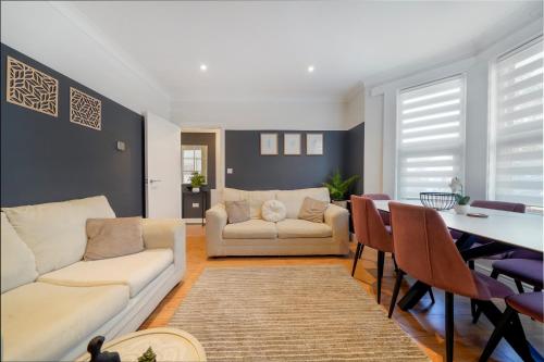 Ruang duduk di Modern 5BR Bedford Home, Sleeps 7,Ideal for Contractors, Near Transport