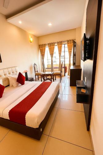 Una televisión o centro de entretenimiento en Hotel JB Woods Residency & Banquet Hall Chandigarh II Top Rated and Most Awarded Property in Tricity