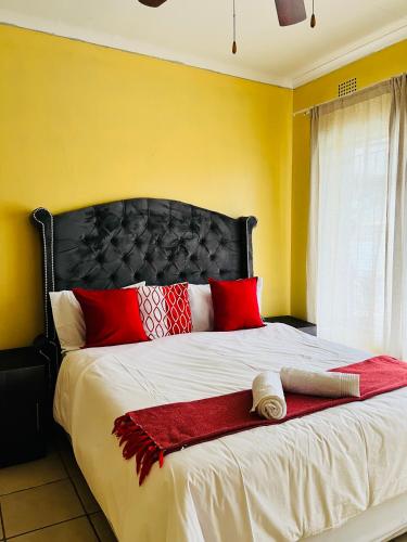 Postel nebo postele na pokoji v ubytování Genesis Homes