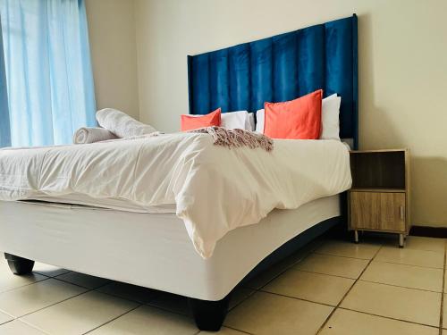 Postel nebo postele na pokoji v ubytování Genesis Homes