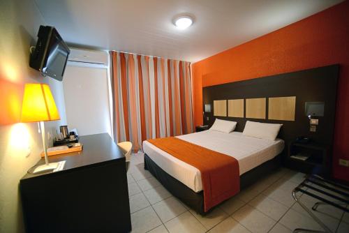 Postel nebo postele na pokoji v ubytování Central Hotel Cayenne
