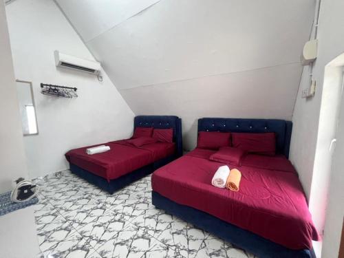 a bedroom with two beds and a couch at Capital O 91227 Chalet D'bendang Mak Teh in Pendang