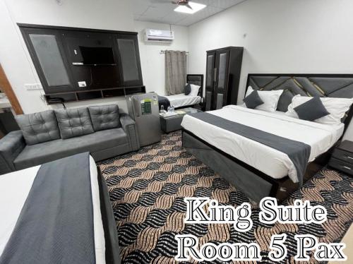 Кровать или кровати в номере Tulsi Garden- Near Prem Mandir Vrindavan