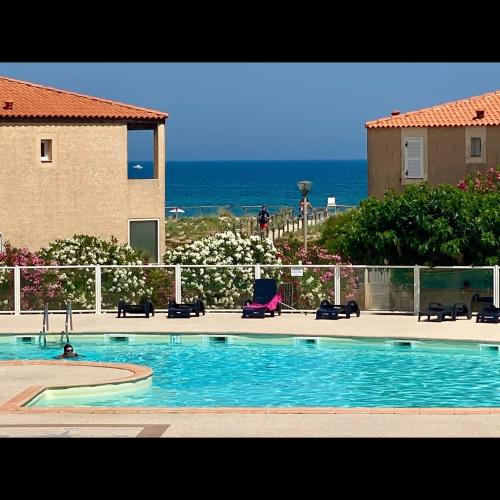 Πισίνα στο ή κοντά στο Villa front de mer et jacuzzi privatif