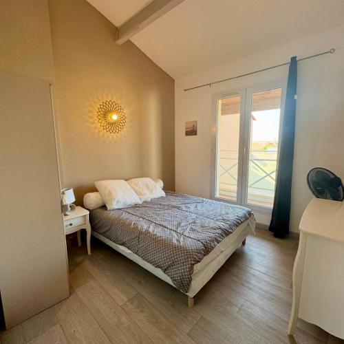 Ένα ή περισσότερα κρεβάτια σε δωμάτιο στο Villa front de mer et jacuzzi privatif