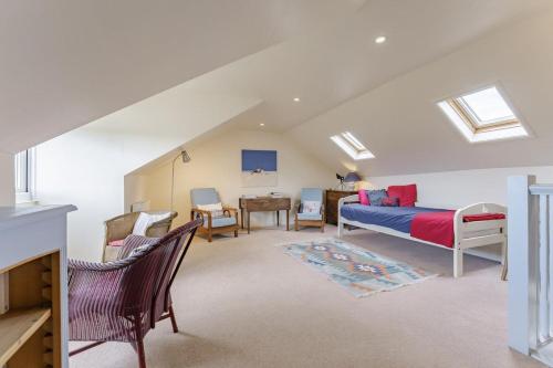 索海姆North View - Norfolk Cottage Agency的一间卧室，里面有一张床、一张桌子和几把椅子。