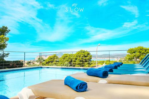 una piscina con cuscini blu sopra di Villa Monsita by Slow Villas a Santa Ponsa