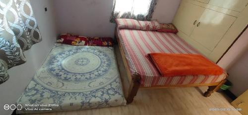 ティルヴァンナーマライにあるSHREE CHENDUR Residencyのベッドと椅子のある小さな部屋