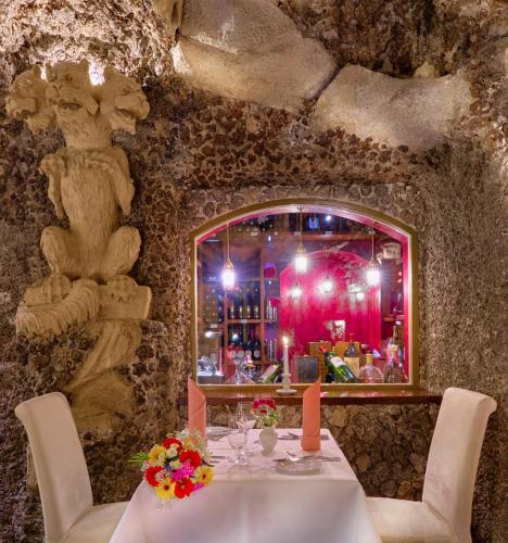 Un restaurante o sitio para comer en Adria Hotel Prague