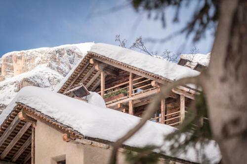 Nespecifikovaný výhled na hory nebo výhled na hory při pohledu z vily