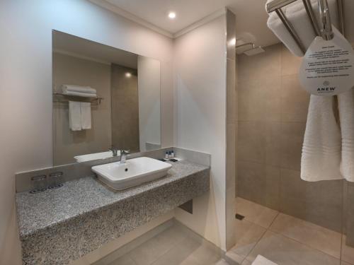 Bilik mandi di ANEW Hotel Capital Pretoria