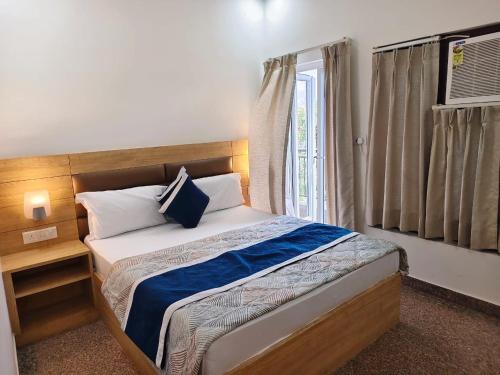 - une petite chambre avec un lit et une fenêtre dans l'établissement Hotel Devi Ram Atithi Bhawan Near Prem Mandir, à Vrindavan