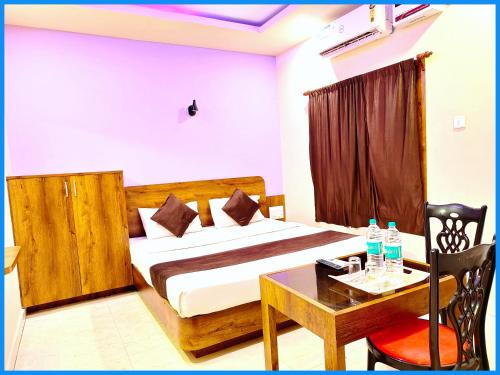 Hotel Inn Blue Sagar -Lift & Parking Facilities - Room Service & Restaurant - Garden - free wifi - Boutique Collection and Unique Room Decoration # Best Hotel In Puriにあるベッド