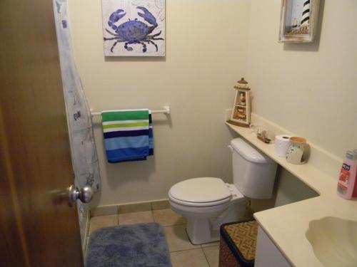 a bathroom with a toilet and a sink at Apartment Continental Beach Resort in Rio Grande