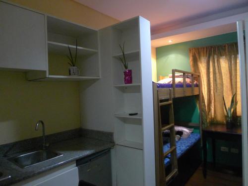 cocina pequeña con fregadero y litera en Amabel's Condo Unit FC, en Baguio