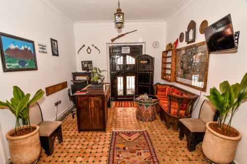 Una televisión o centro de entretenimiento en Riad ouhmidi