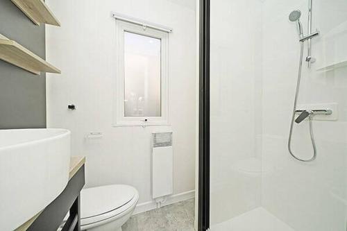 Bilik mandi di Eurocamp Mobile Homes Kastanija