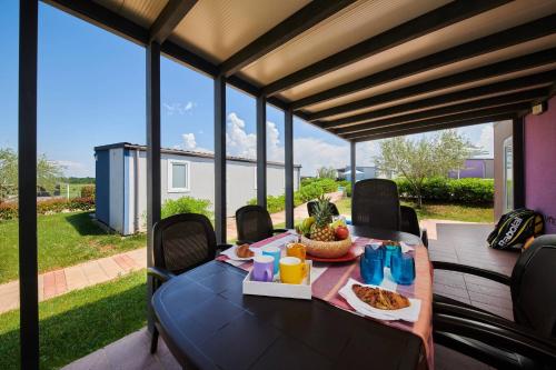 Taman di luar Eurocamp Mobile Homes Kastanija