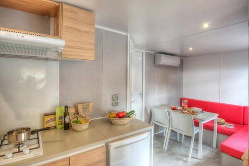 Dapur atau dapur kecil di Eurocamp Mobile Homes Kastanija