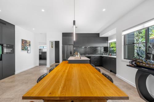 Una cocina o zona de cocina en Jacaranda Amber The Vintage Golfside Luxe Villa