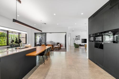 Una cocina o zona de cocina en Jacaranda Amber The Vintage Golfside Luxe Villa