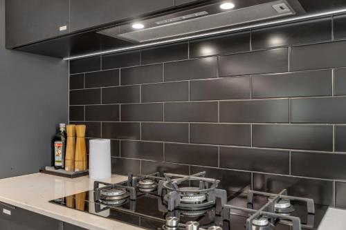 Una cocina o zona de cocina en Jacaranda Amber The Vintage Golfside Luxe Villa