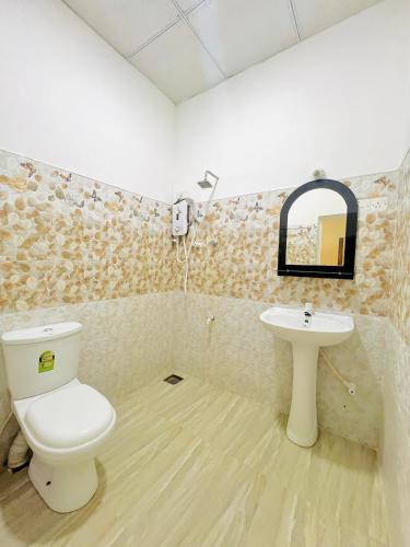 a bathroom with a toilet and a sink at Marcelin Family Villa in Negombo