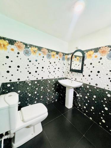a bathroom with a toilet and a sink at Marcelin Family Villa in Negombo