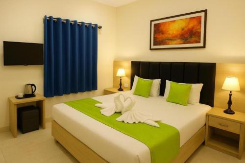 Un dormitorio con una cama con dos toallas encima. en Hotel Kanha Inn Ayodhya, en Ayodhya