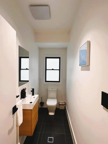 Un baño de Jacaranda Amber The Vintage Golfside Luxe Villa